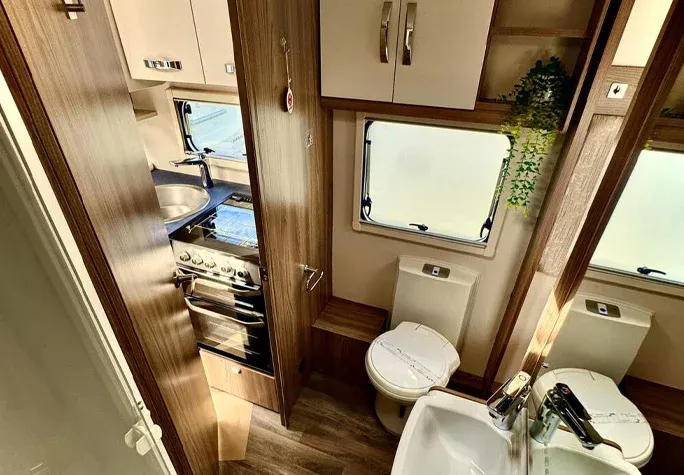 2022 Swift Aventura M4EB 21