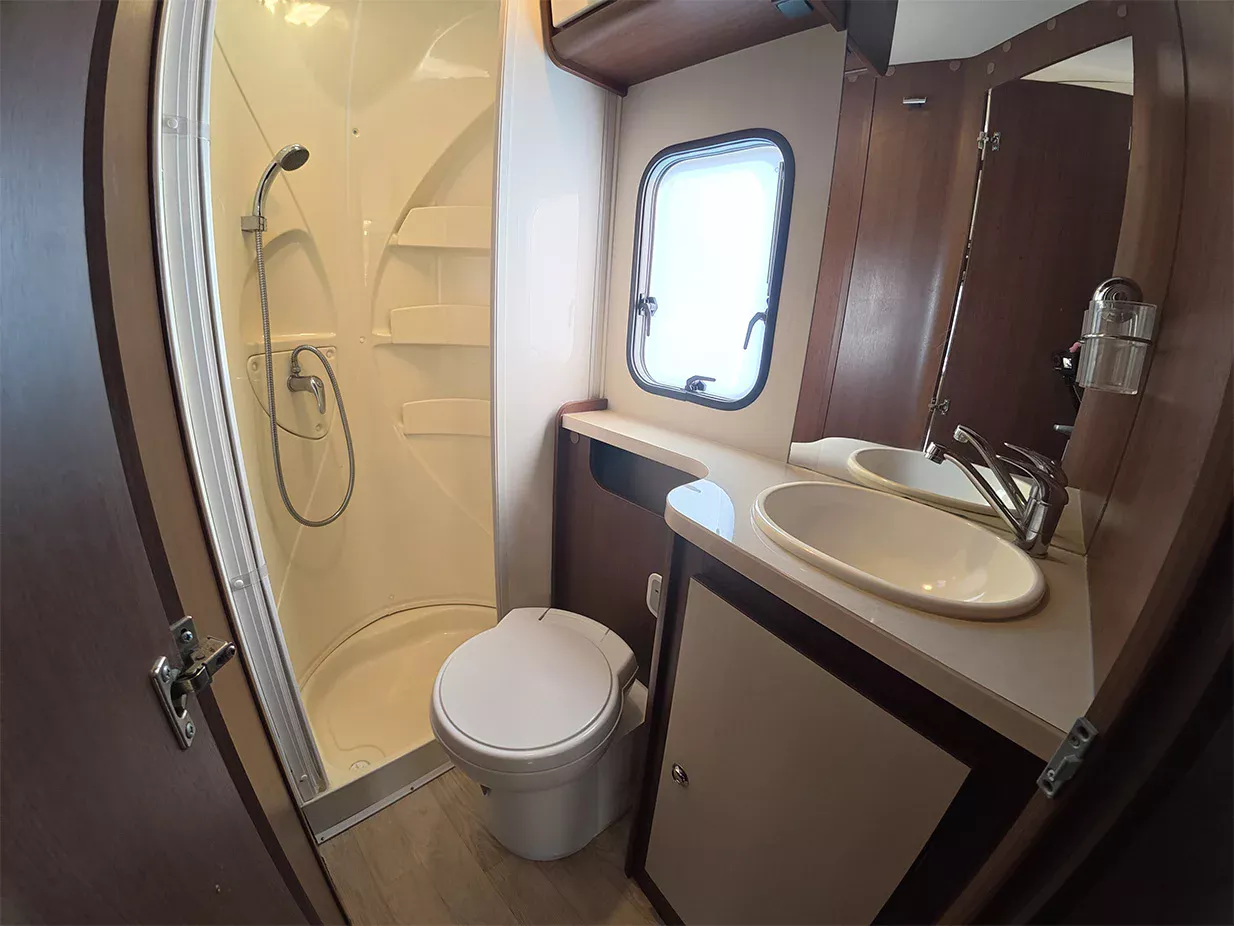 rollerteam-auto-roller-694-interior-bathroom rollerteam-auto-roller-694-interior-bathroom