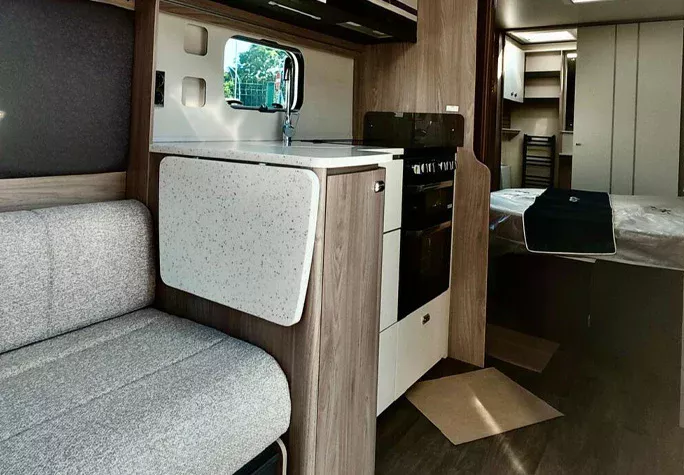 2026 Swift Conqueror 645 15