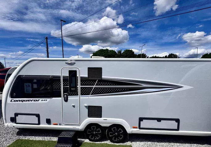 2026 Swift Conqueror 645 4