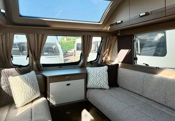 2026 Swift Conqueror 645 8