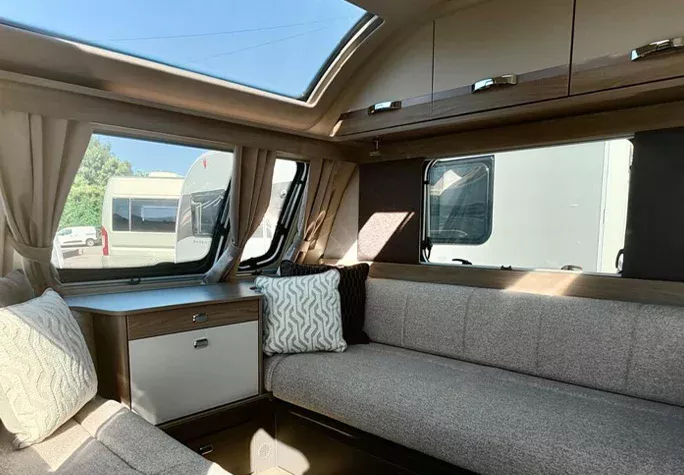 2026 Swift Conqueror 645 9